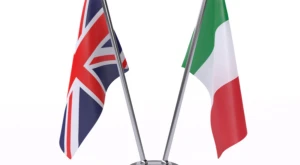 Bandiera del Regno Unito e bandiera italiana affiancate, simbolo delle relazioni tra Regno Unito e Italia in materia di immigrazione e lavoro