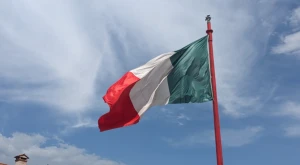 Bandera italiana ondeando al viento al aire libre