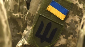 Bandiera ucraina sull’uniforme di un militare