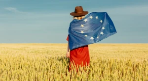 Donna che tiene la bandiera dell’Unione Europea