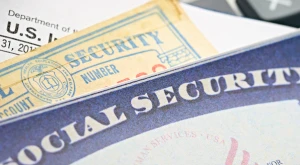 Documento de seguridad social sobre un escritorio