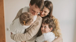 Una familia de distintos orígenes reunida en Italia, símbolo del derecho a la unidad familiar y de los procesos de reagrupación y cohesión familiar