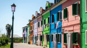 Facciata di case italiane con balconi e finestre tradizionali