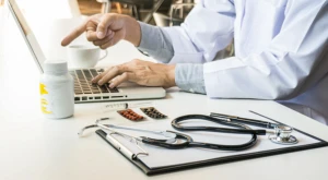 Stetoscopio appoggiato su una scrivania