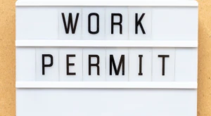 Letrero con las palabras “Work Permit”