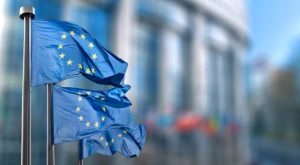 Bandiera dell’Unione Europea che sventola al vento su uno sfondo di cielo