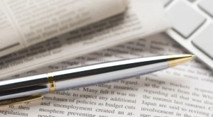 Matita appoggiata su un documento amministrativo in fase di compilazione