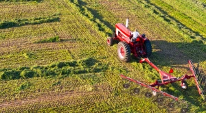 Macchinario agricolo al lavoro in un campo