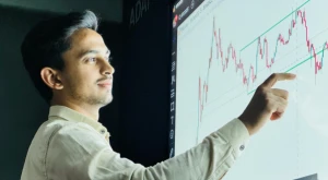 Investitore internazionale che valuta un’opportunità di investimento