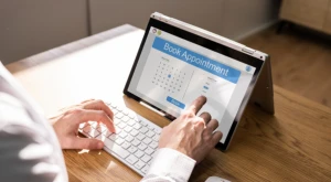 Persona che prenota online un appuntamento per il permesso di soggiorno