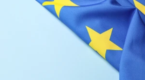 Bandera de la Unión Europea que simboliza la Estrategia de Visados de la UE y la atracción de talento.