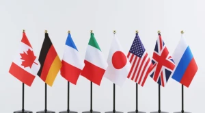 Gruppo di bandiere di diversi Paesi del mondo esposte insieme all’aperto