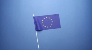 Bandera de la Unión Europea ondeando al viento.