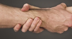 Due persone si stringono gli avambracci in segno di collaborazione e fiducia