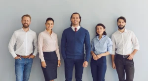 Grupo de trabajadores durante un traslado intra-company en un entorno empresarial internacional.