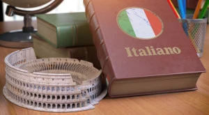 Elementos italianos: diccionario y miniatura del Coliseo