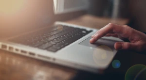 Persona che controlla il proprio laptop.
