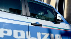 Auto della Polizia italiana davanti a un edificio pubblico, simbolo dei controlli legati alle procedure di immigrazione e soggiorno degli stranieri in Italia