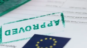 Visa italiana aprobada con sello oficial en un pasaporte