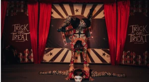 Artista circense durante un’esibizione, simbolo del lavoro artistico itinerante in Italia.