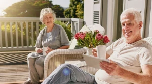 Due anziani che passeggiano all’aperto, rappresentando pensionati che beneficiano del regime fiscale ‘Pensioners’ Flat Tax’ in Italia.