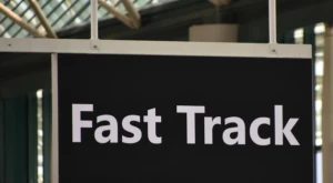 Cartello con la scritta “Fast Track”, che simboleggia la procedura semplificata per l’assunzione di lavoratori extra-UE in Italia attraverso il Protocollo d’Intesa