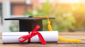 Diploma universitario que representa un título académico obtenido.