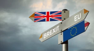 Segnaletica con indicazioni per Regno Unito e Unione Europea