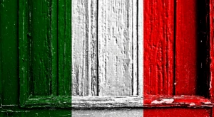 Bandiera italiana che sventola al vento
