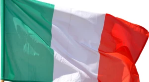 Bandiera italiana che sventola al vento.
