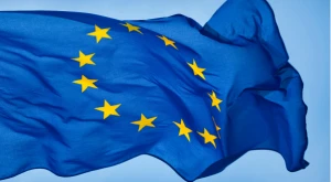 Bandera de la Unión Europea ondeando al viento