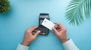 Persona pagando con tarjeta