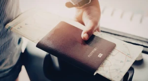 Passaporto aperto su una pagina con dati personali e fotografia del titolare.