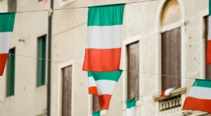 Bandera italiana ondeando, símbolo de identidad nacional y conexión con las raíces familiares.