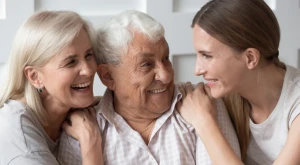 Figlia adulta insieme ai suoi genitori sorridenti