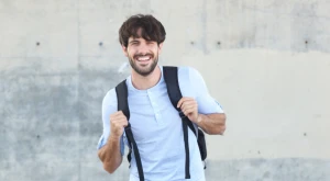 Joven con mochila caminando por una calle italiana, simbolizando la vida y el traslado a Italia como ciudadano de la UE