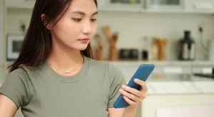 Mujer revisando su celular