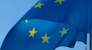 Bandera de la Unión Europea, símbolo de la UE y del nuevo sistema digital para las declaraciones de desplazamiento de trabajadores