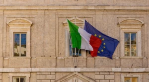 Bandera de la Unión Europea y bandera de Italia colocadas una junto a la otra