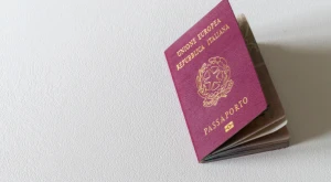 Pasaporte italiano como símbolo de ciudadanía e identidad.