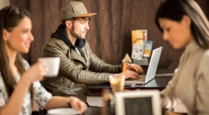 Gruppo di professionisti digitali in uno spazio di lavoro flessibile