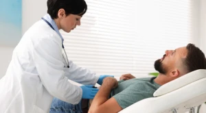 Medico durante una visita a un paziente